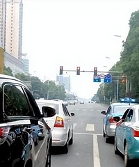 ������ֱ�м���ת���ϵȺ�ƣ������󳵿����ȣ�Ӧ����ô��