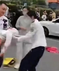 ��һ�������ײ���¼���8�����ˣ���������Ь�³�������