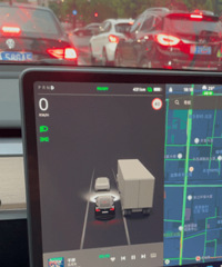 ��˹����ͼ��ʶ�����е���˼���Ա������󿨳���һ̧ͷ�б�Ц��