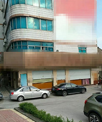�����賿Ǳ��̨��һ�鱦��¥�ϣ�����ͷ����Ů�ϰ��ץ