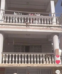 �ľ����������ˣ�3��СŮ��������¥��̨���أ����ھӺ�������
