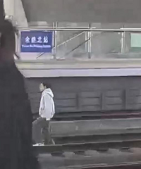 �·��㽭��һŮ��ͻȻ���¸���վ̨...�ոչٷ�ͨ����