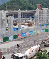 �˺��������γ��֣��ȹ����깤��̨�ݵĽ�ͨ����һ����̨��