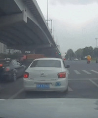 ͻ����һ��˹����ײ11��������ͨ��