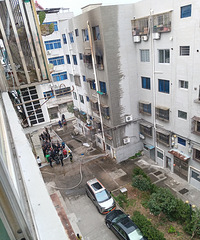 ���磬·�ų���һ��С��һס��ͻȻ���