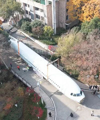 ���˼ҵ�ѧУ������һѧУ��1500�����˼ܷɻ�