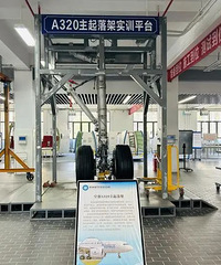 ���˼ҵ�ѧУ������һѧУ��1500�����˼ܷɻ�