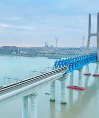 2�곬2000���˴Σ���̨������Ӫ���ɼ�������¯