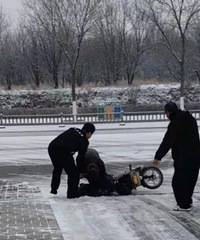 ѩ��·�����ж����˻����ˣ�