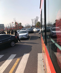 �ٺ�վ���ڵ�·�ϳ�ͣ��һ����Ϳ������û�˹�����һ������Ҳû��