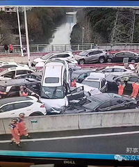 ͻ��������һ�߼ܶ೵��ײ������Ա����