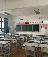 ��ѧ����У԰�ܱ�·�ν�ͨ�����б䣬��ݽ�ͨ��ȫ������ʾ�����