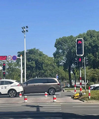 ��ѧ����У԰�ܱ�·�ν�ͨ�����б䣬��ݽ�ͨ��ȫ������ʾ�����