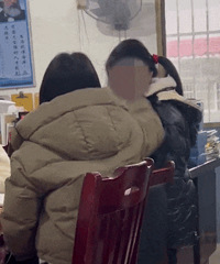 Ů��ʦ�칫���ڳ�ѧ��ͷ������������Ƶ��ŭ���ѣ����ؽ�����ͨ��