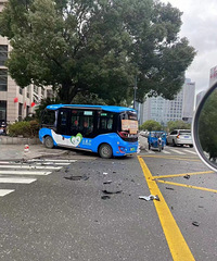 С����ײ�ˣ���֪��˭ײ˭