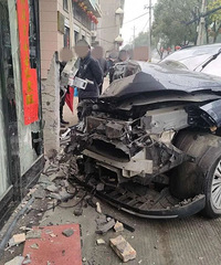 ̨��һ�γ�ײ���񷿣������񷿼�������Ʒ��ͬ�̶�����