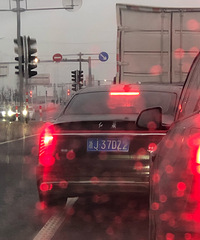 һ��ɽ������غ����ٵ�����·�ڣ�ż��һ����ʵ�߲�ӵĺ���γ�