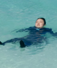 �����ǳ�ˮܽ�أ����ǳ�ˮ�ϰ�ͷ��û������Ц���߳��Ϲ��ľ�ͷ