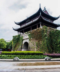 ̨�ݣ�һ��û�����ĵĳ��У�δ��������������̨�ݼ������١�