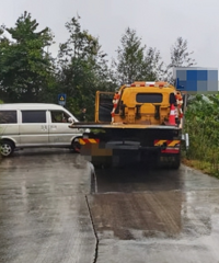 ���˸�û��һ����ũ��ˮ��·�����ձ�ֻ��3.5�ף�Ϊ�β����޿�