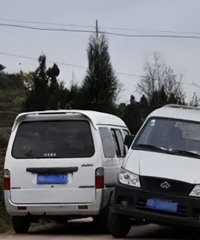 ���˸�û��һ����ũ��ˮ��·�����ձ�ֻ��3.5�ף�Ϊ�β����޿�