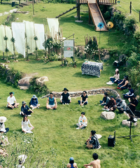 ��ɽ��Ұ����ҩ����ʢ�ţ��ڻ��ң�����һ����ɫ��