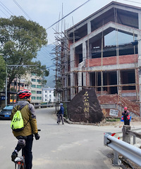 ��ɫɽ��������������ֱ߽�����Ū�����(ɽ��)��ˮ�����м�