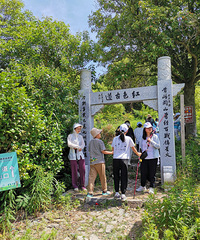 ���㲽�����ߺ�ɫ�ŵ�����������·��