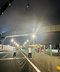 ����·��̫�߼ܶ��ڽ���ʻ��쳵��