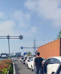 ���Ͻ������ų���ʲô���ˣ�����ͣ����ʮ���Ӷ�������