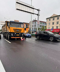 ̫Σ���ˣ�����̨��һŮ�ӱ����ڹ��̳��������У����ϻ��ֺ���