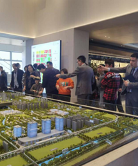 ���ز�������̨���£�¥��һ�߹۲�