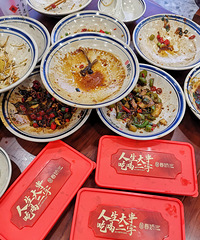 �������ʲô����ʢ��һ���׵꣬��ĳ����·�