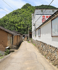 �ɾӰ��������Ӵ壬ԭ�������Ǻ���ǽΪ��