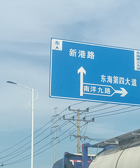 Ӧ���ڳ������ſڣ���Ӧ����·���迨