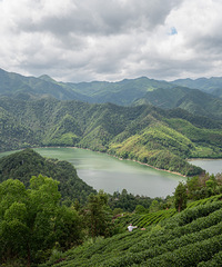 ��̨��ɽ���Ͱ����´壬�߹�·����һ��