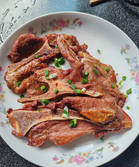 [�����ʲô]��İ��Ʒ���ӹǣ��ſ���ը����������