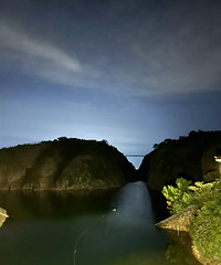 ҹɫ�µĴ�Ϫ�ͷ�ɽ��һ�ַ羰