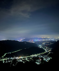 ҹɫ�µĴ�Ϫ�ͷ�ɽ��һ�ַ羰