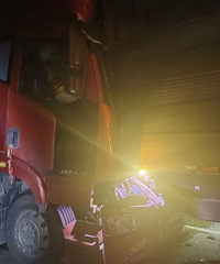 ƣ�ͼ�ʻ׷βǰ����˾��������ʻ�ҡ���