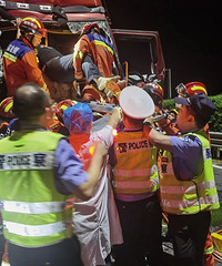 ƣ�ͼ�ʻ׷βǰ����˾��������ʻ�ҡ���