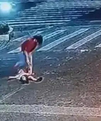 �㶫һ��ͯ��Ƣ������·�м䱻�γ���ѹ��������Ӧ