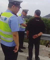 �·�̨�ݣ�һ���⳵˾���ڸ�����ǣ�Ź������ϻ����ų˿�