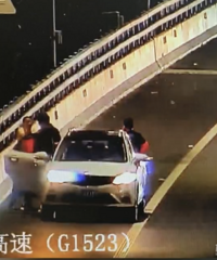 ��ҹ���ٹ�·Ӧ������Υͣ����ʻԱ���������ǰ��ҳ�Ū����