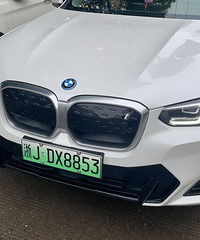 �������Ů�ˣ�����һ������Ϊ�˲���ı�������·���аԵ�