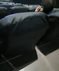 ��һ���ڵ�ӰԺ����������ʮ�����ͷ����̫̫����Ӱ����ǣ�ֽ���