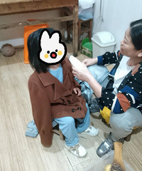 �賿4�㣬3��Ů���������Ͻ�ͷ���Һ���������