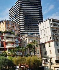 ����С��Ħ�ɸ磬���汻������Χ���ϱ����к�