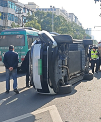 ʹ�ڣ�̨��һ����Դ��ͻȻֱ��·�߲෭��˾����һգ�۵Ĺ���..