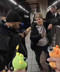 �������ǣ�һ��ħ��Ӣ��������������ͻȻ����